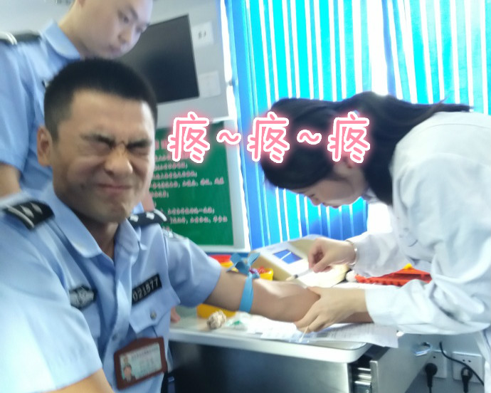 疼skr人！警察在移動獻血車上的表情包亮了
