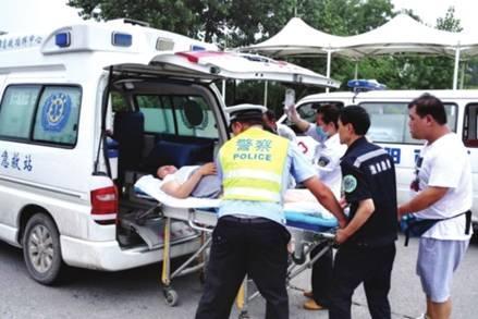 命懸一線牽動(dòng)人心，救護(hù)車(chē)臨危不亂治病救人_